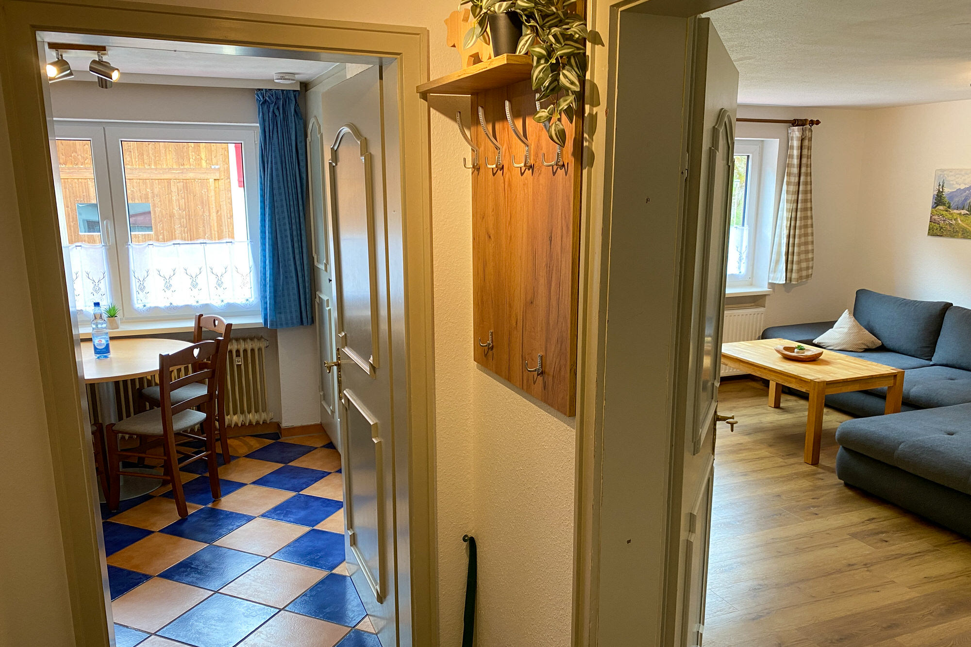 Blick vom Flur in Küche und Wohnzimmer der Ferienwohnung.