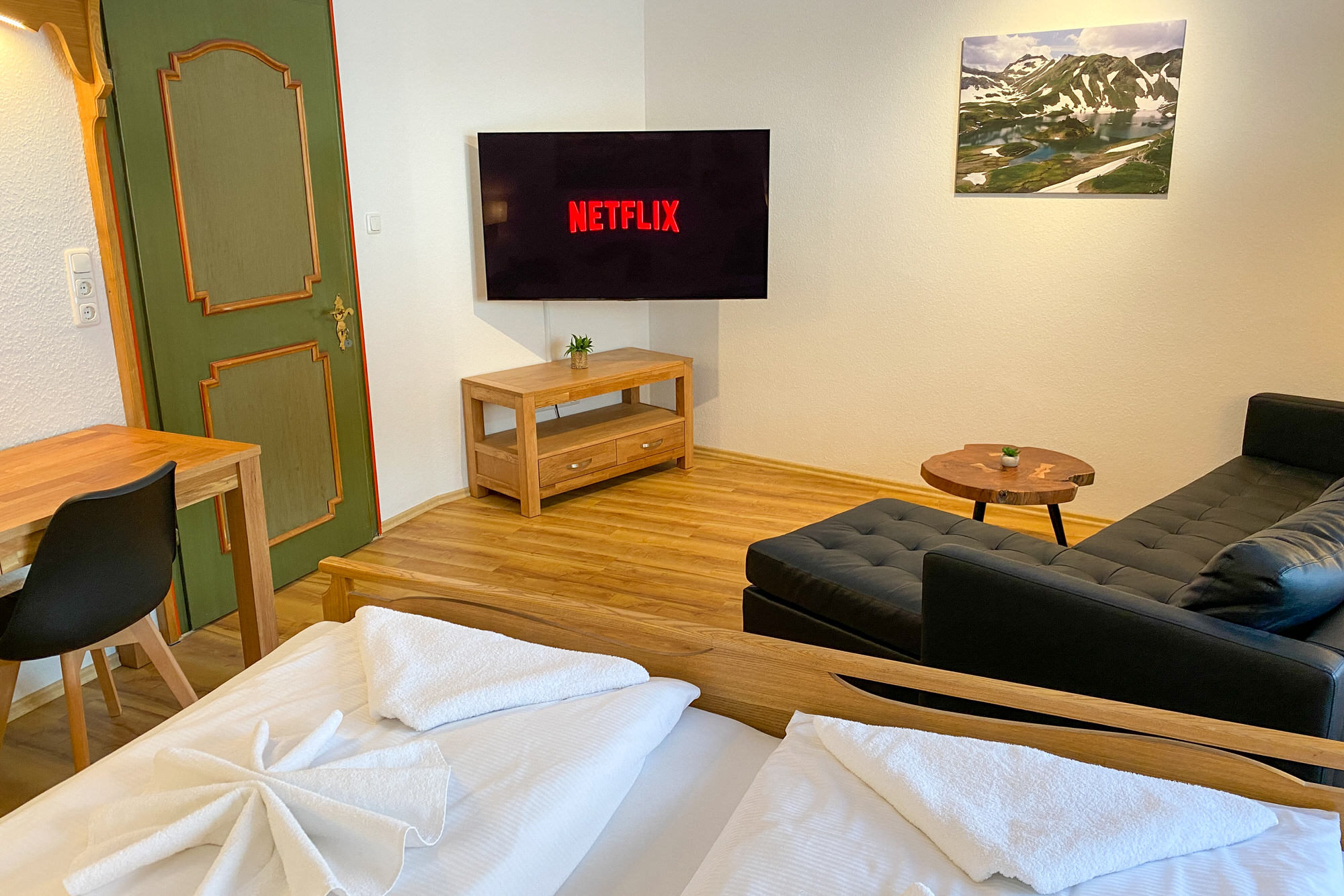 Wohn- und Schlafbereich mit Netflix-TV und Schreibtisch