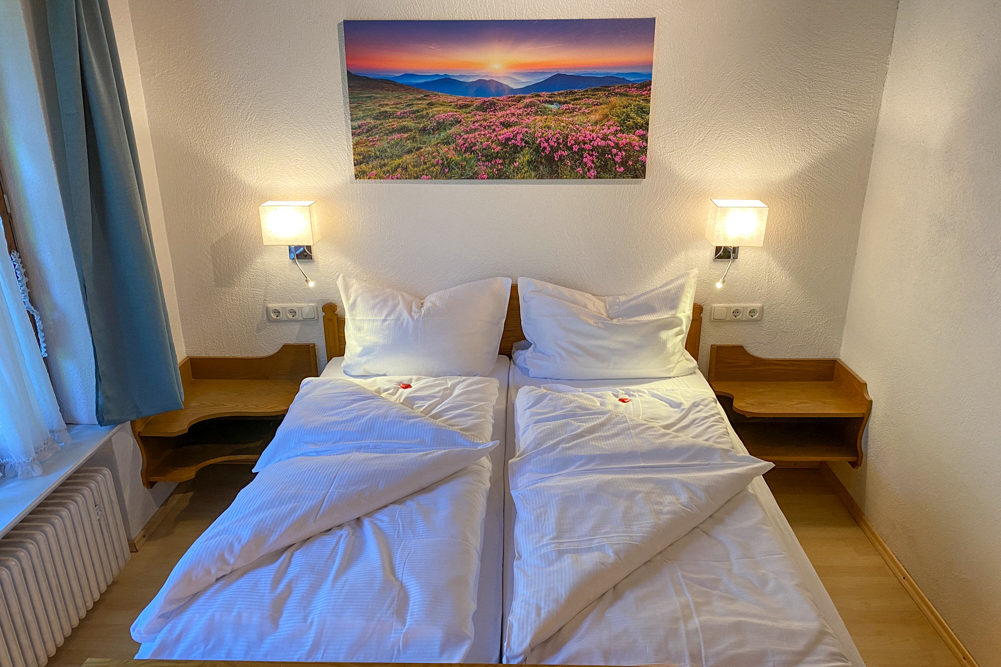 Doppelbett mit Alpenbild im gemütlichen Schlafzimmer