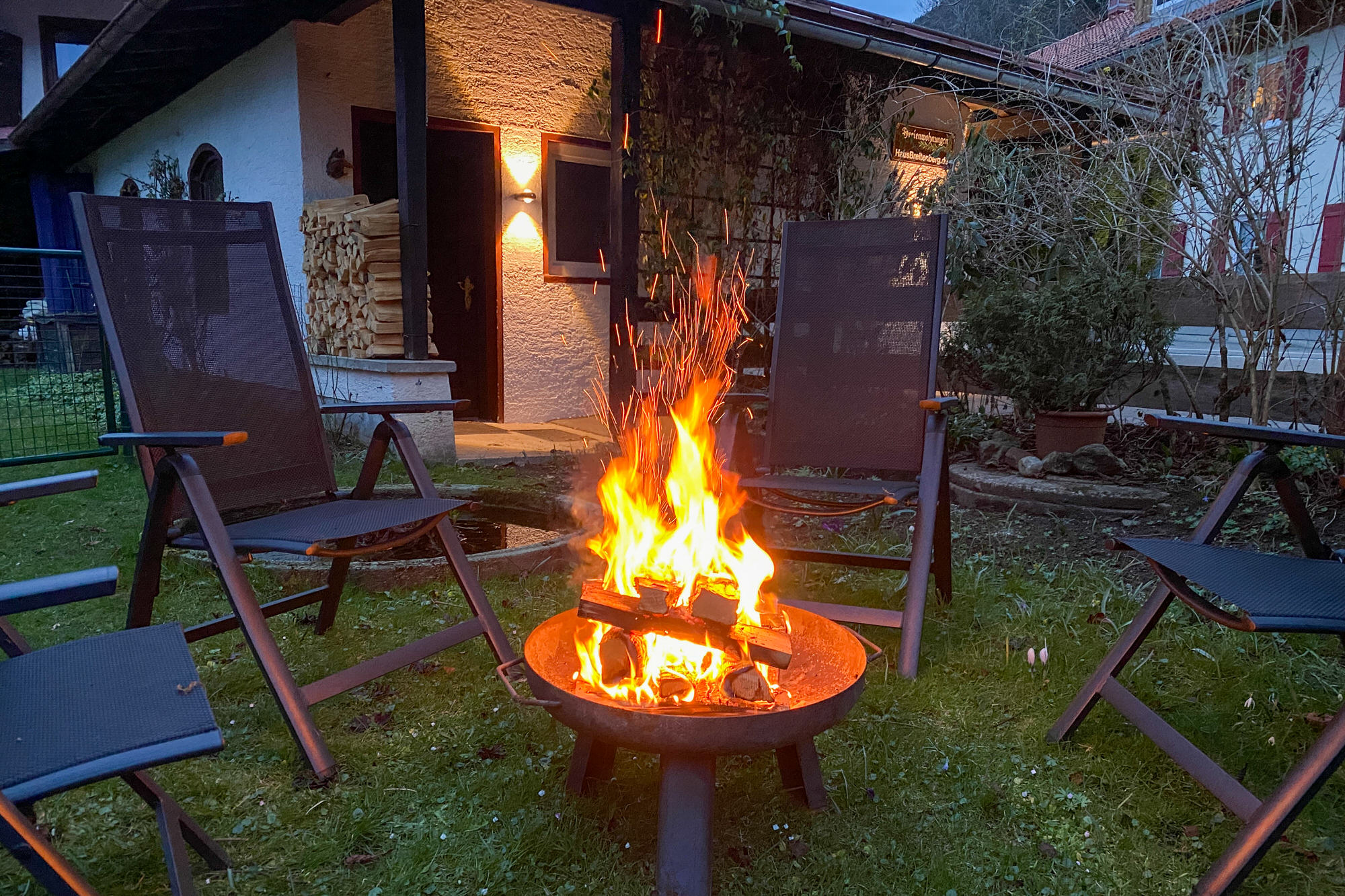 Feuerschale mit Gartenstühlen vor der Ferienwohnung im Allgäu