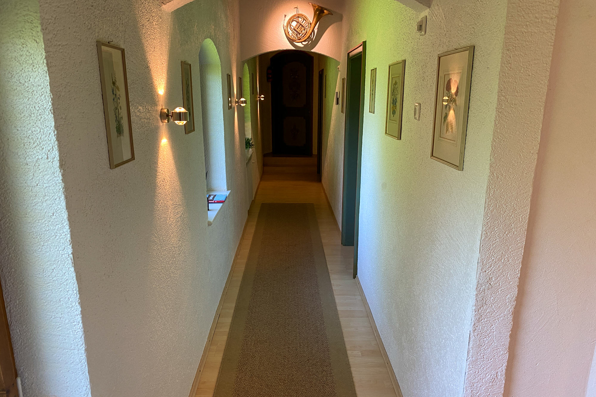Flur der Ferienwohnung mit alpiner Dekoration und Bildern
