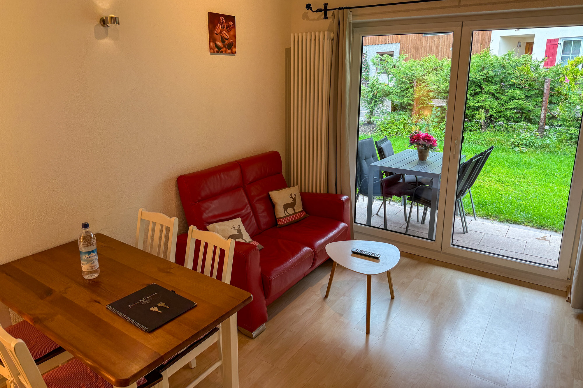 Wohnbereich mit Sofa und Zugang zur Terrasse in der Ferienwohnung